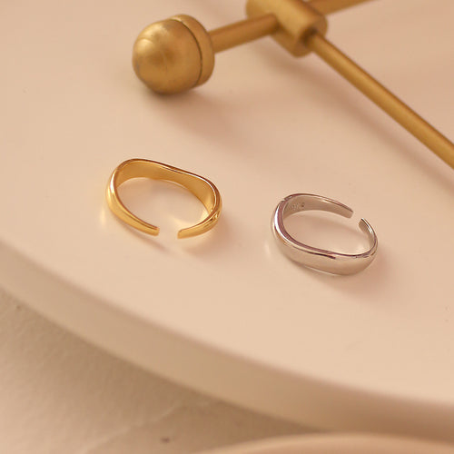Adjustable wavy opening ring