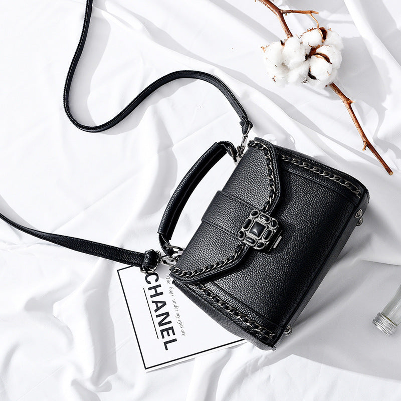 Chain shoulder bag