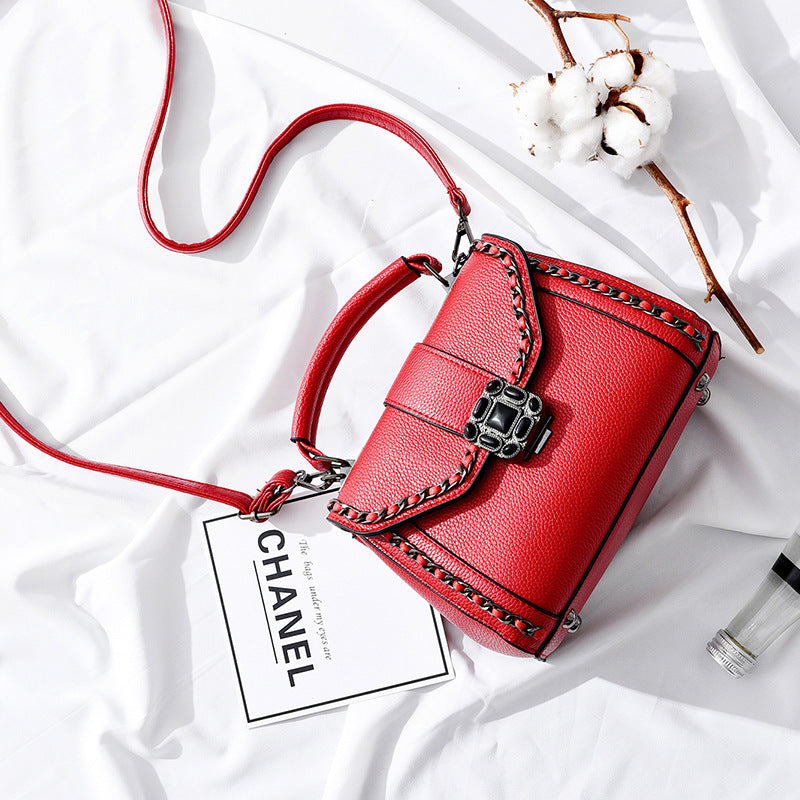 Chain shoulder bag