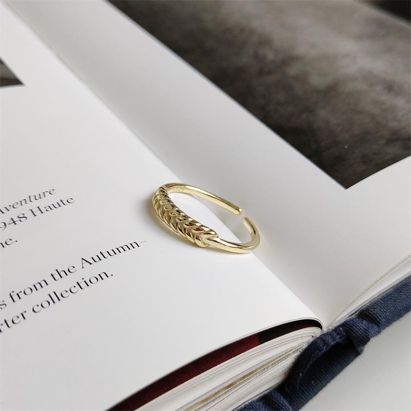 Adjustable geometric ring